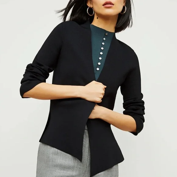 Sophisticated Black Blazer with Tailored Fit and Luxurious Fabric - Picture 9 of 9